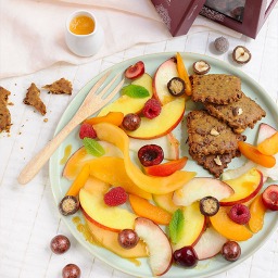 Biscuits aux Noisettes au Chocolat Lait Bio et salade de fruits d’été Croustillants Nacrés Rouges